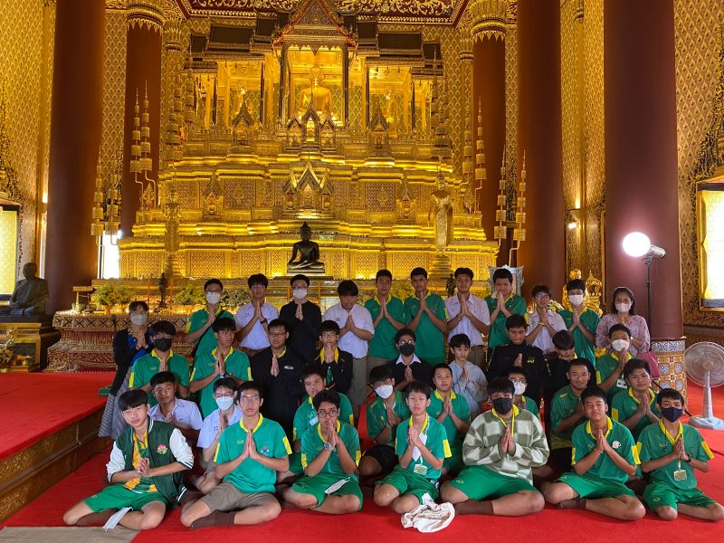 กิจกรรมทำบุญตักบาตรในช่วงเช้า ณ วัดเทพศิรินทราวาส