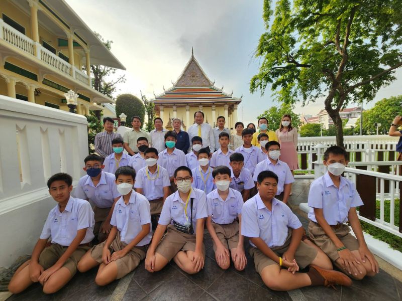 กิจกรรมทำบุญตักบาตรในช่วงเช้า ณ วัดเทพศิรินทราวาส