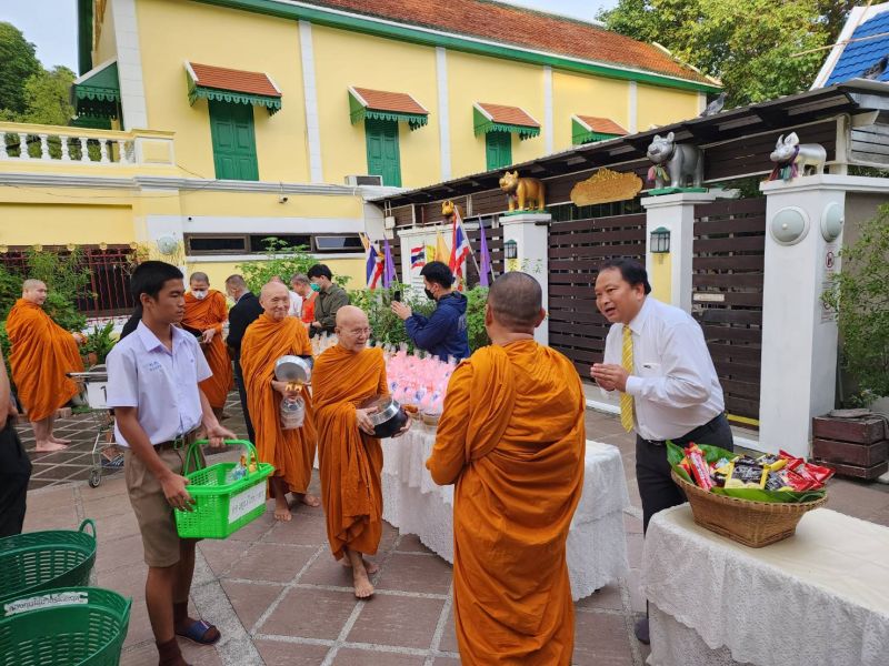 กิจกรรมทำบุญตักบาตรในช่วงเช้า ณ วัดเทพศิรินทราวาส