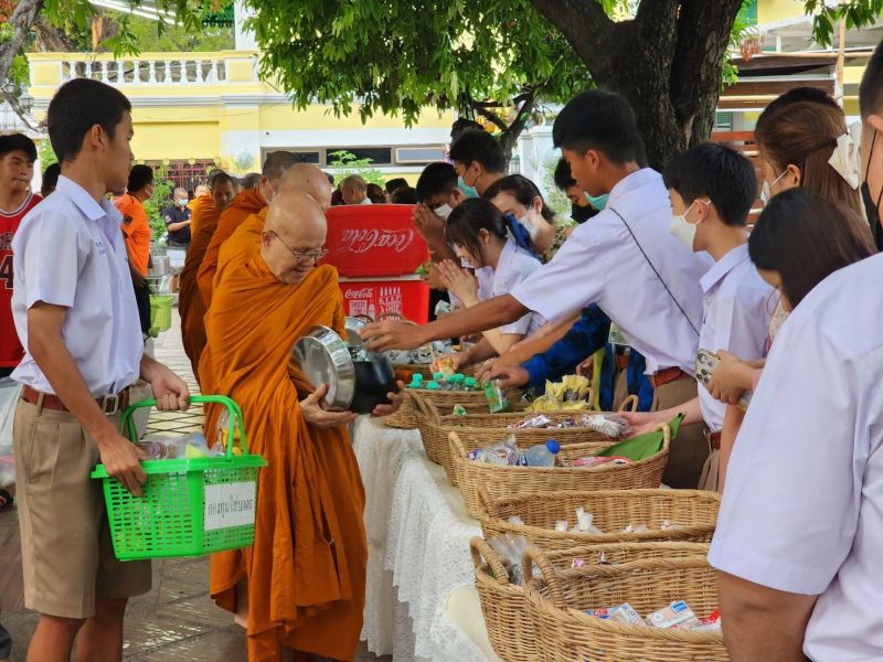 กิจกรรมทำบุญตักบาตรในช่วงเช้า ณ วัดเทพศิรินทราวาส