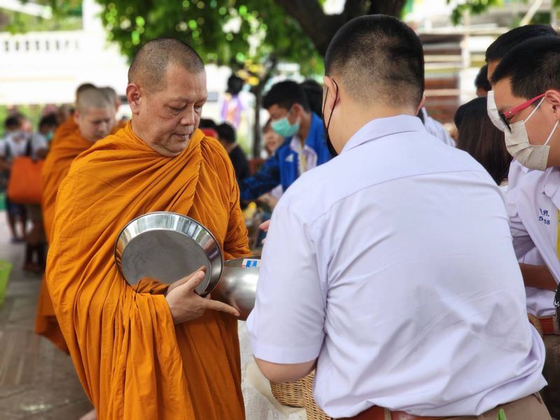 กิจกรรมทำบุญตักบาตรในช่วงเช้า ณ วัดเทพศิรินทราวาส