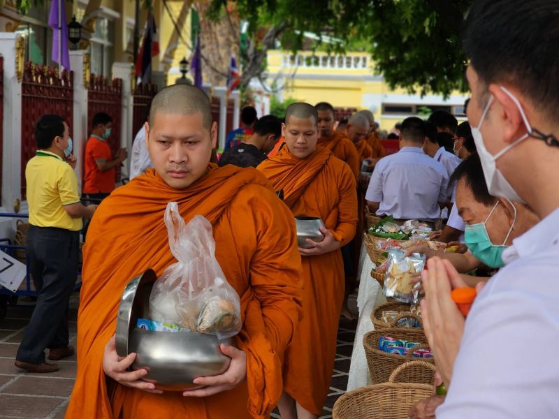 กิจกรรมทำบุญตักบาตรในช่วงเช้า ณ วัดเทพศิรินทราวาส