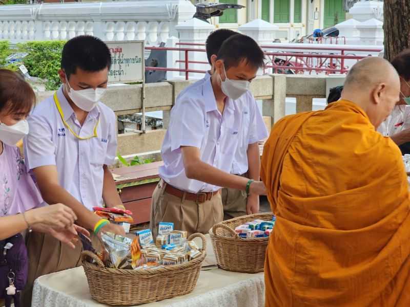 กิจกรรมทำบุญตักบาตรในช่วงเช้า ณ วัดเทพศิรินทราวาส