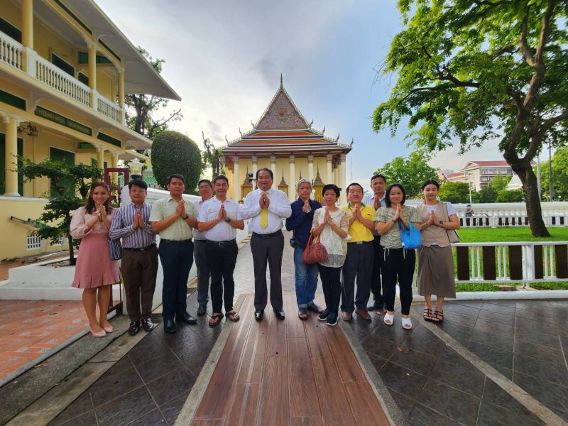 กิจกรรมทำบุญตักบาตรในช่วงเช้า ณ วัดเทพศิรินทราวาส