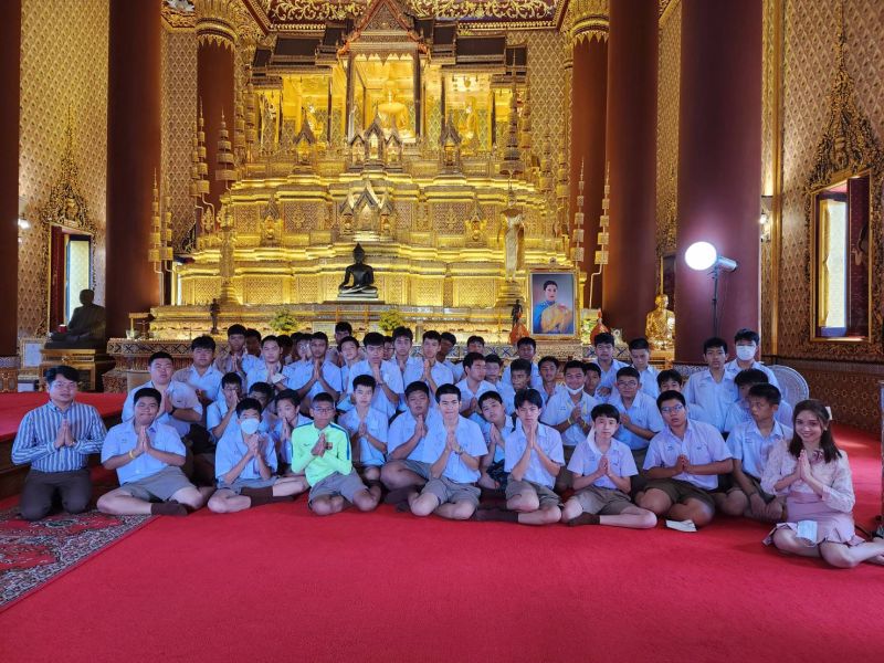 กิจกรรมทำบุญตักบาตรในช่วงเช้า ณ วัดเทพศิรินทราวาส