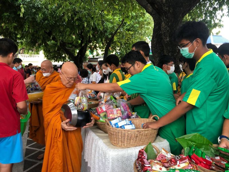 กิจกรรมทำบุญตักบาตรในช่วงเช้า ณ วัดเทพศิรินทราวาส
