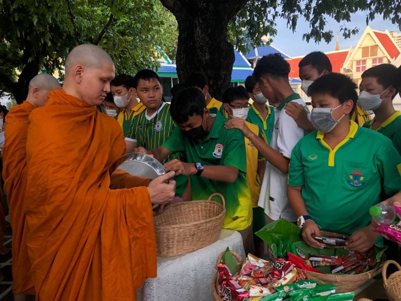 กิจกรรมทำบุญตักบาตรในช่วงเช้า ณ วัดเทพศิรินทราวาส