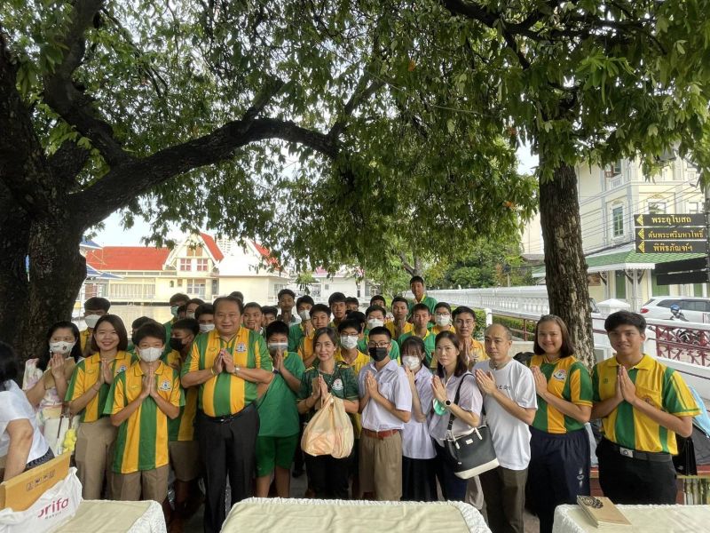 กิจกรรมทำบุญตักบาตรในช่วงเช้า ณ วัดเทพศิรินทราวาส
