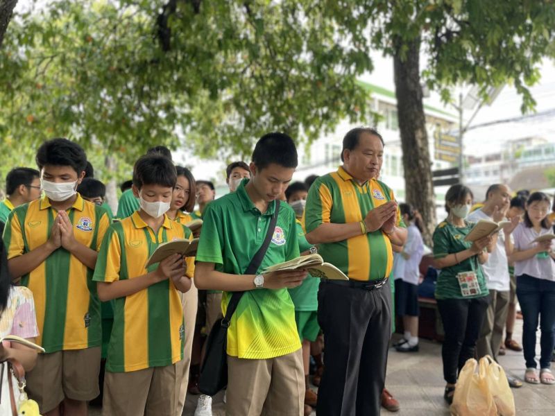 กิจกรรมทำบุญตักบาตรในช่วงเช้า ณ วัดเทพศิรินทราวาส
