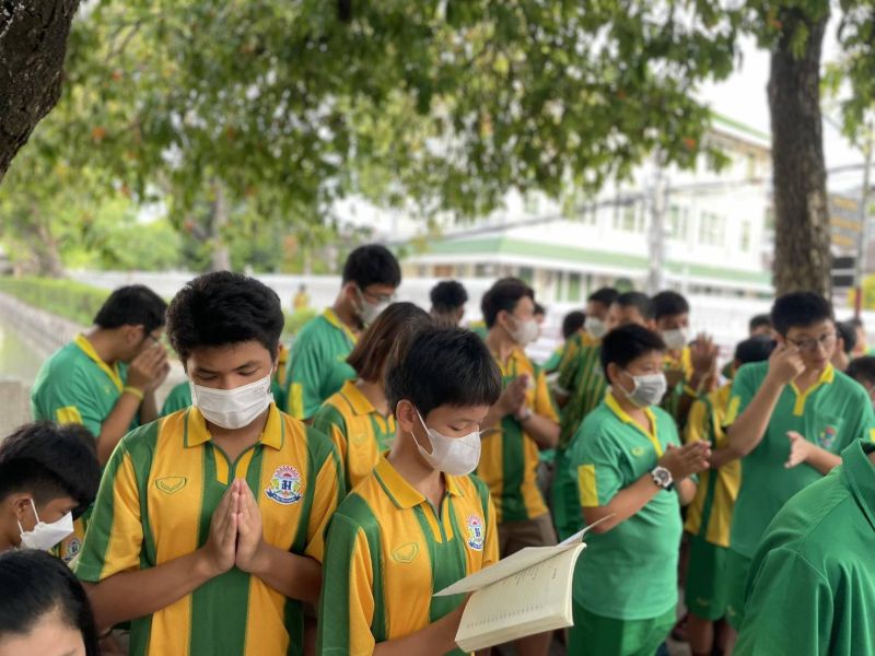 กิจกรรมทำบุญตักบาตรในช่วงเช้า ณ วัดเทพศิรินทราวาส