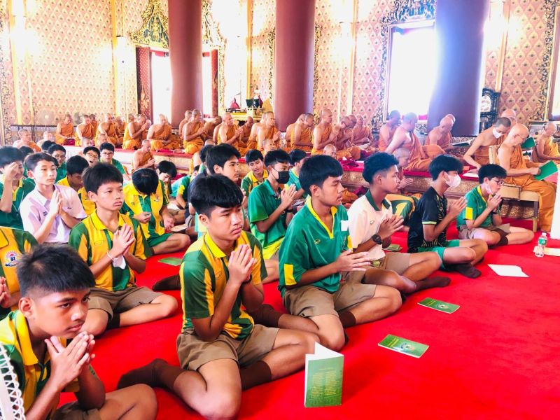 กิจกรรมทำบุญตักบาตรในช่วงเช้า ณ วัดเทพศิรินทราวาส