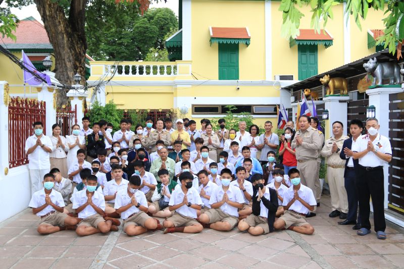 กิจกรรมทำบุญตักบาตรในช่วงเช้า ณ วัดเทพศิรินทราวาส