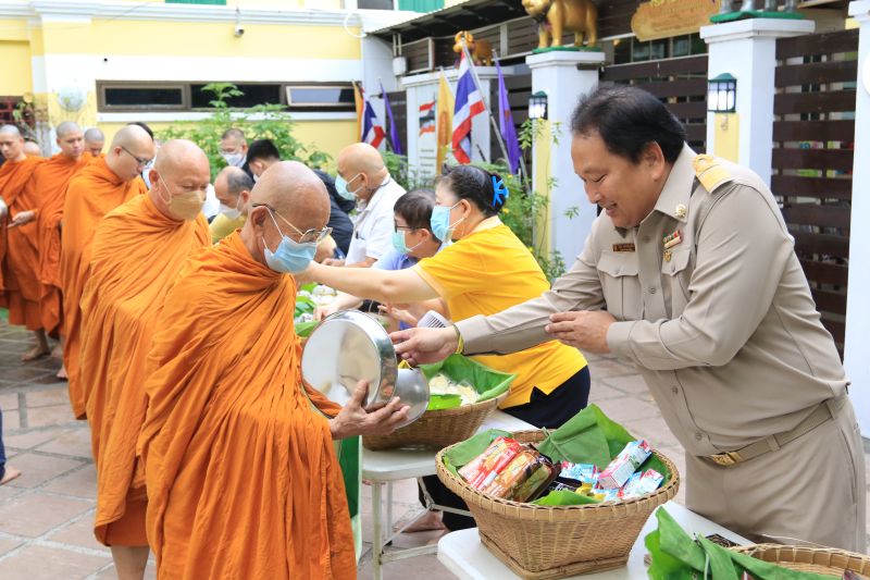 กิจกรรมทำบุญตักบาตรในช่วงเช้า ณ วัดเทพศิรินทราวาส