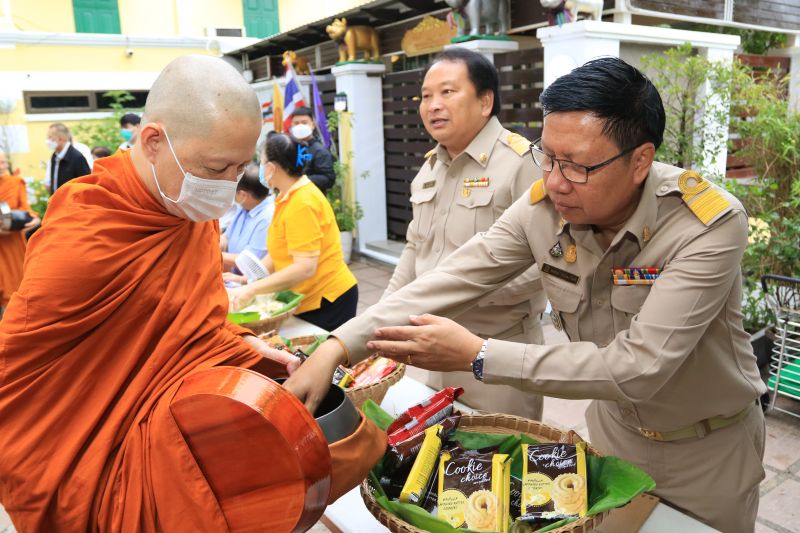 กิจกรรมทำบุญตักบาตรในช่วงเช้า ณ วัดเทพศิรินทราวาส