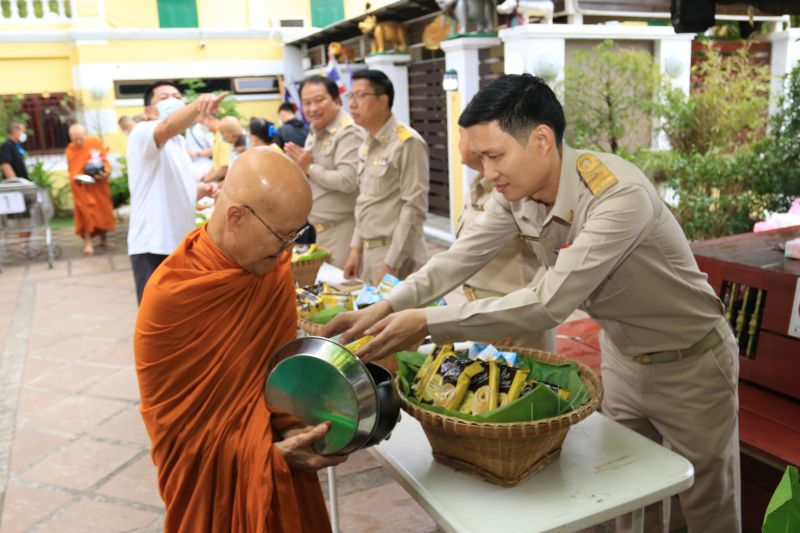 กิจกรรมทำบุญตักบาตรในช่วงเช้า ณ วัดเทพศิรินทราวาส