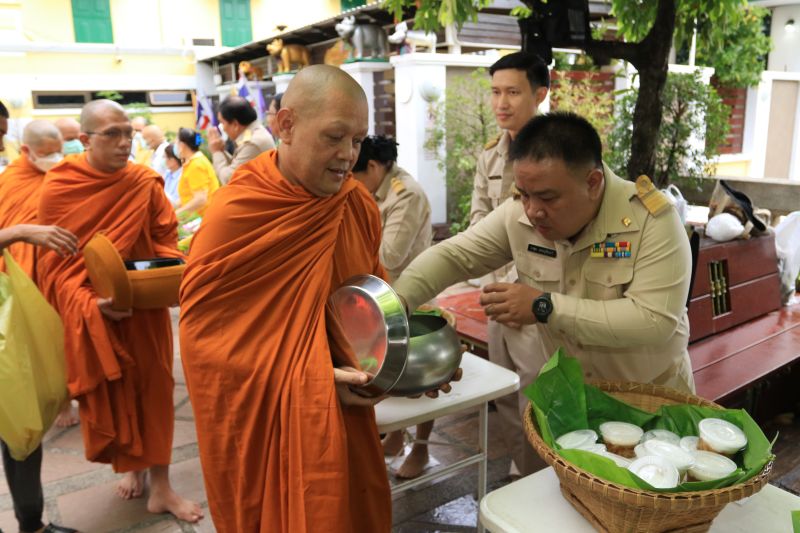 กิจกรรมทำบุญตักบาตรในช่วงเช้า ณ วัดเทพศิรินทราวาส