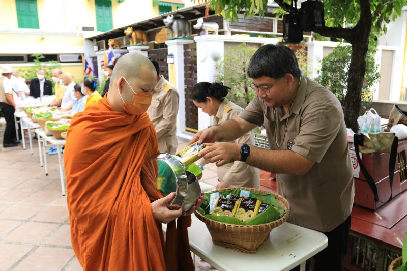 กิจกรรมทำบุญตักบาตรในช่วงเช้า ณ วัดเทพศิรินทราวาส