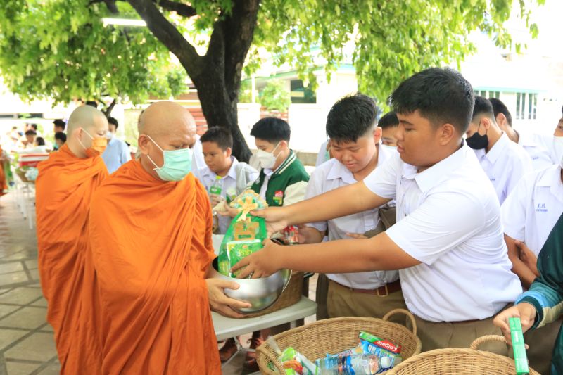 กิจกรรมทำบุญตักบาตรในช่วงเช้า ณ วัดเทพศิรินทราวาส