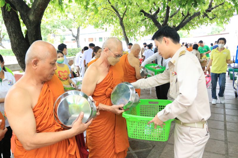กิจกรรมทำบุญตักบาตรในช่วงเช้า ณ วัดเทพศิรินทราวาส