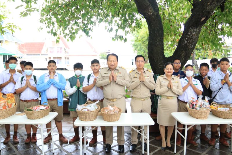 กิจกรรมทำบุญตักบาตรในช่วงเช้า ณ วัดเทพศิรินทราวาส