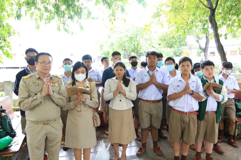 กิจกรรมทำบุญตักบาตรในช่วงเช้า ณ วัดเทพศิรินทราวาส