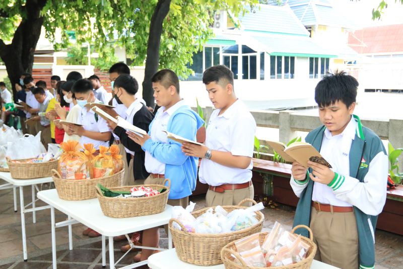 กิจกรรมทำบุญตักบาตรในช่วงเช้า ณ วัดเทพศิรินทราวาส