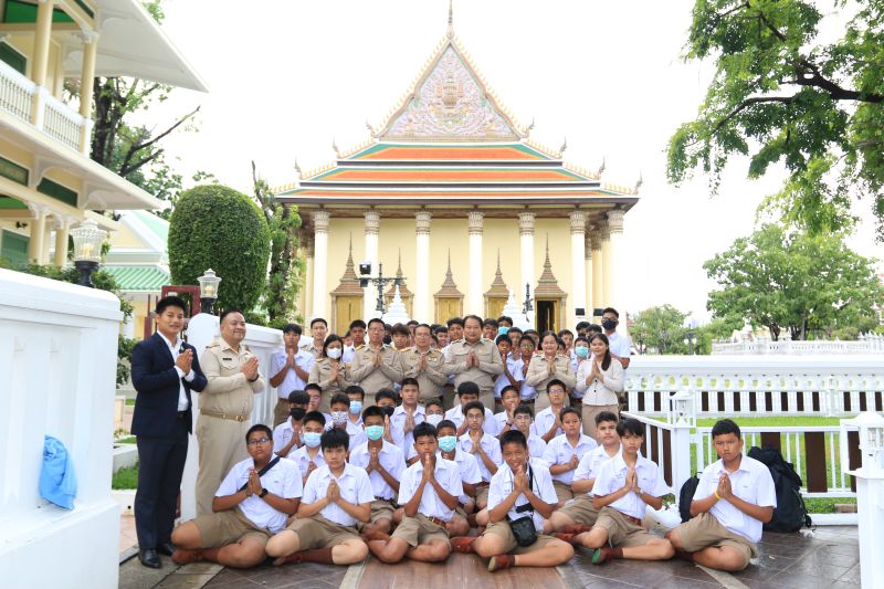 กิจกรรมทำบุญตักบาตรในช่วงเช้า ณ วัดเทพศิรินทราวาส