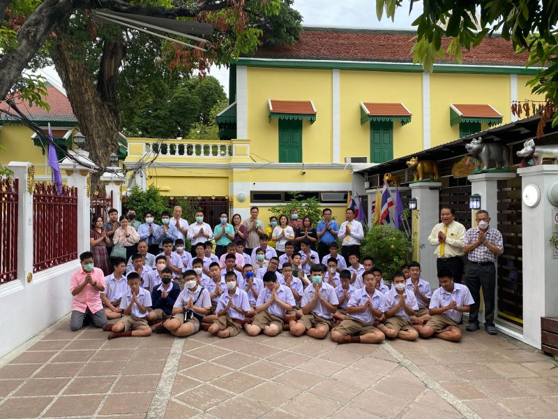 กิจกรรมทำบุญตักบาตรในช่วงเช้า ณ วัดเทพศิรินทราวาส