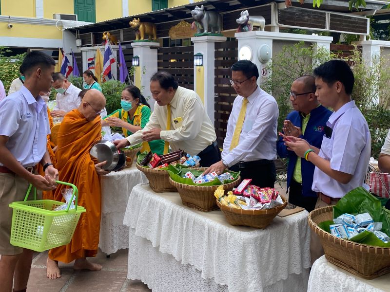กิจกรรมทำบุญตักบาตรในช่วงเช้า ณ วัดเทพศิรินทราวาส