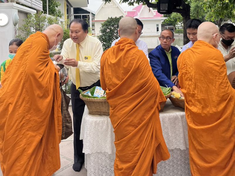 กิจกรรมทำบุญตักบาตรในช่วงเช้า ณ วัดเทพศิรินทราวาส