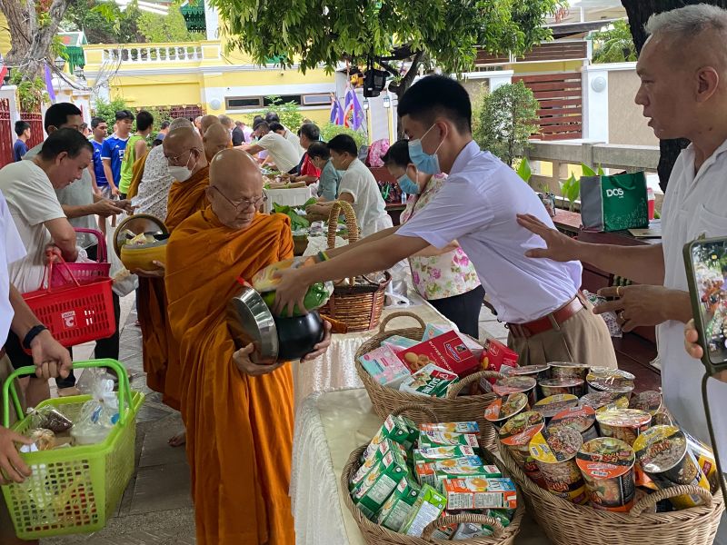 กิจกรรมทำบุญตักบาตรในช่วงเช้า ณ วัดเทพศิรินทราวาส