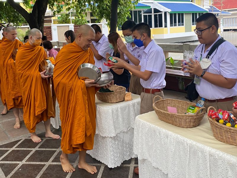 กิจกรรมทำบุญตักบาตรในช่วงเช้า ณ วัดเทพศิรินทราวาส
