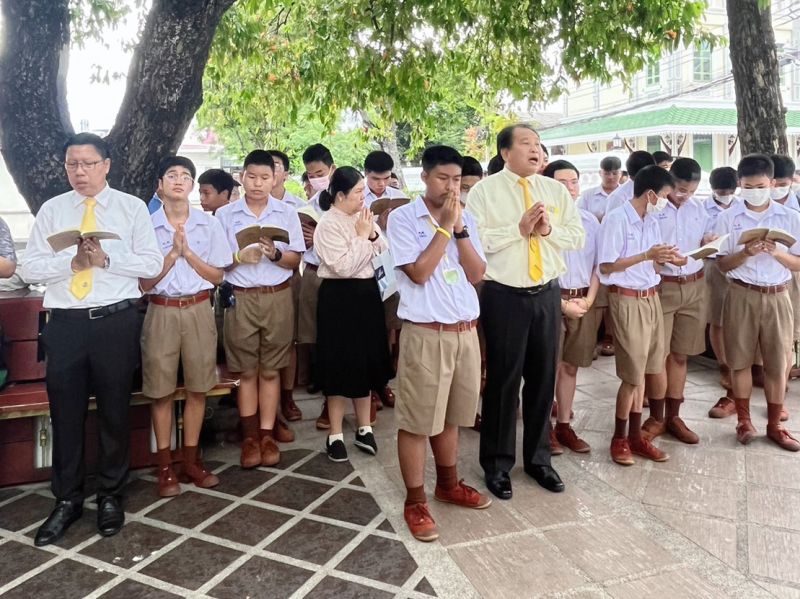 กิจกรรมทำบุญตักบาตรในช่วงเช้า ณ วัดเทพศิรินทราวาส