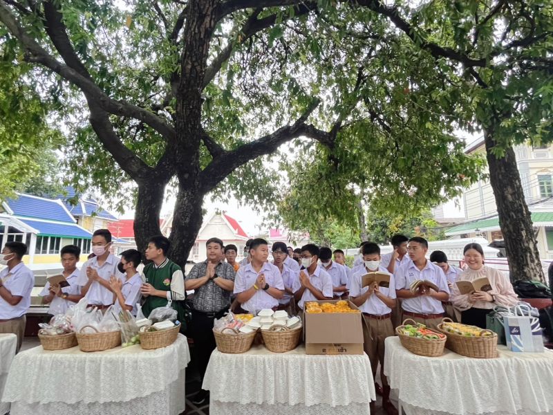 กิจกรรมทำบุญตักบาตรในช่วงเช้า ณ วัดเทพศิรินทราวาส