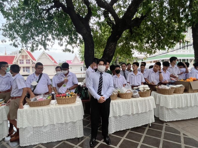 กิจกรรมทำบุญตักบาตรในช่วงเช้า ณ วัดเทพศิรินทราวาส