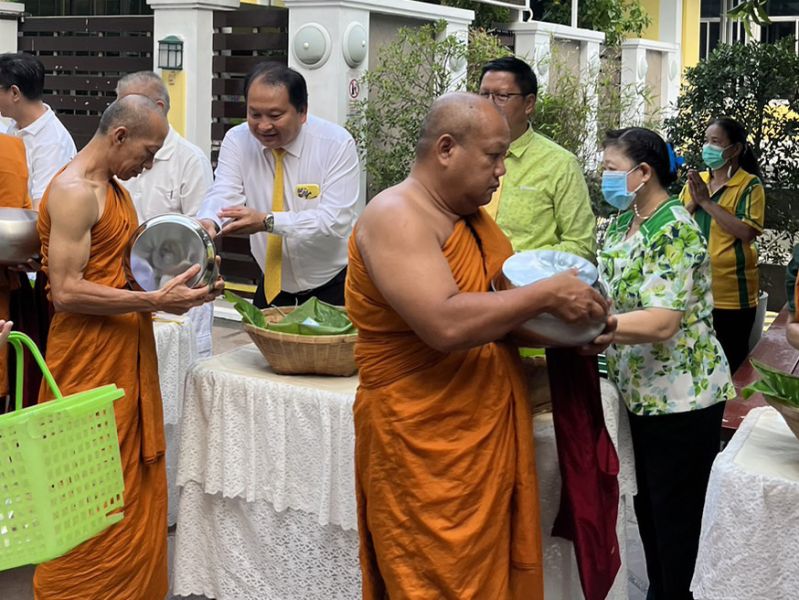 กิจกรรมทำบุญตักบาตรในช่วงเช้า ณ วัดเทพศิรินทราวาส