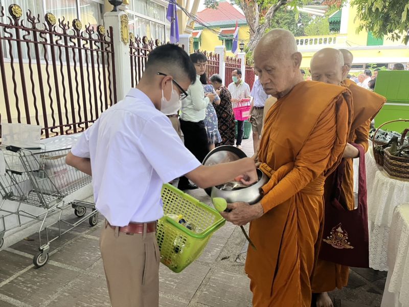 กิจกรรมทำบุญตักบาตรในช่วงเช้า ณ วัดเทพศิรินทราวาส