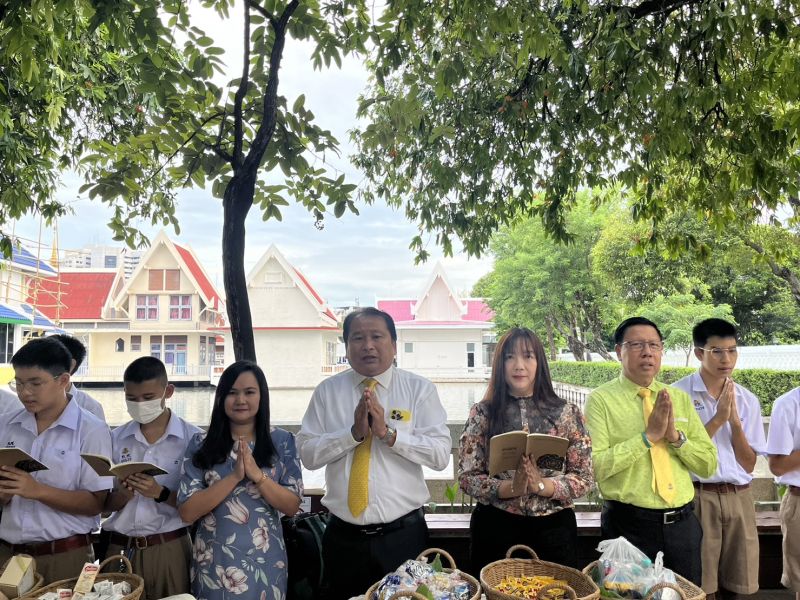 กิจกรรมทำบุญตักบาตรในช่วงเช้า ณ วัดเทพศิรินทราวาส