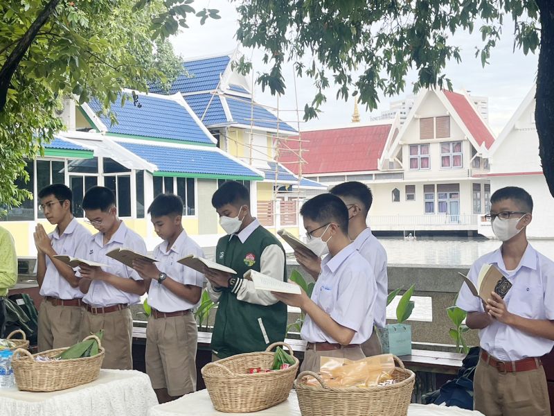 กิจกรรมทำบุญตักบาตรในช่วงเช้า ณ วัดเทพศิรินทราวาส