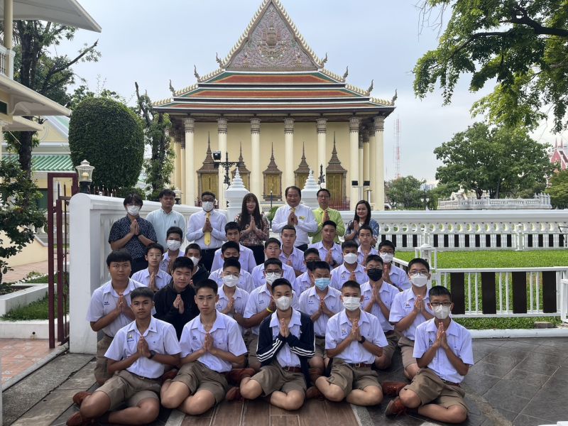 กิจกรรมทำบุญตักบาตรในช่วงเช้า ณ วัดเทพศิรินทราวาส