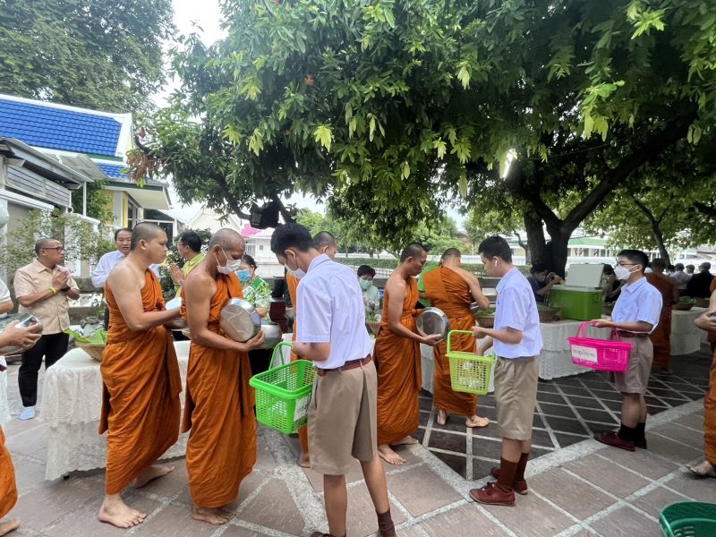 กิจกรรมทำบุญตักบาตรในช่วงเช้า ณ วัดเทพศิรินทราวาส