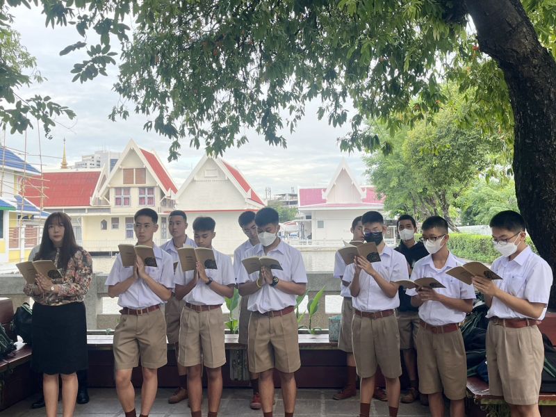 กิจกรรมทำบุญตักบาตรในช่วงเช้า ณ วัดเทพศิรินทราวาส