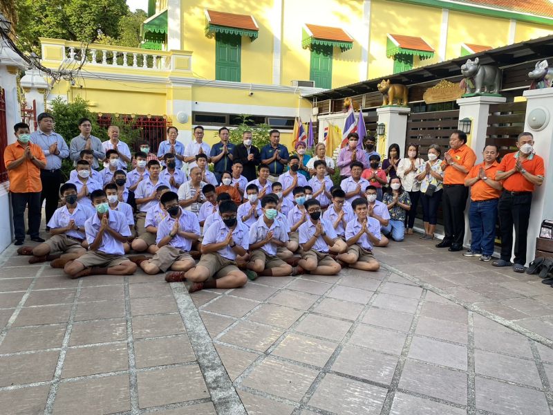 กิจกรรมทำบุญตักบาตรในช่วงเช้า ณ วัดเทพศิรินทราวาส
