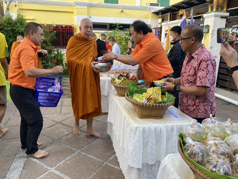 กิจกรรมทำบุญตักบาตรในช่วงเช้า ณ วัดเทพศิรินทราวาส