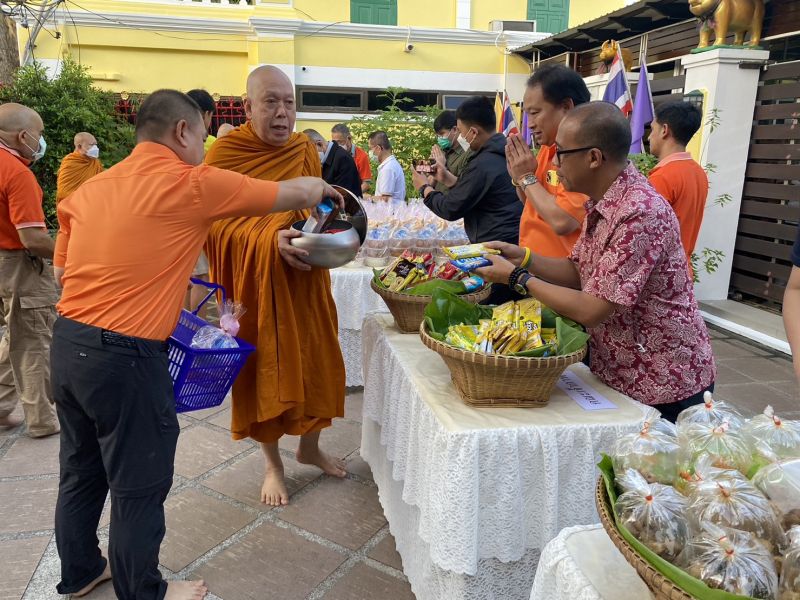 กิจกรรมทำบุญตักบาตรในช่วงเช้า ณ วัดเทพศิรินทราวาส