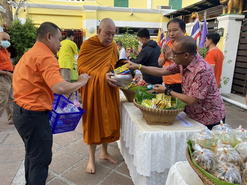 กิจกรรมทำบุญตักบาตรในช่วงเช้า ณ วัดเทพศิรินทราวาส