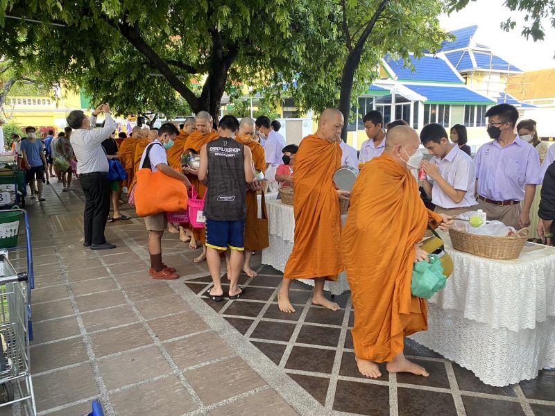 กิจกรรมทำบุญตักบาตรในช่วงเช้า ณ วัดเทพศิรินทราวาส