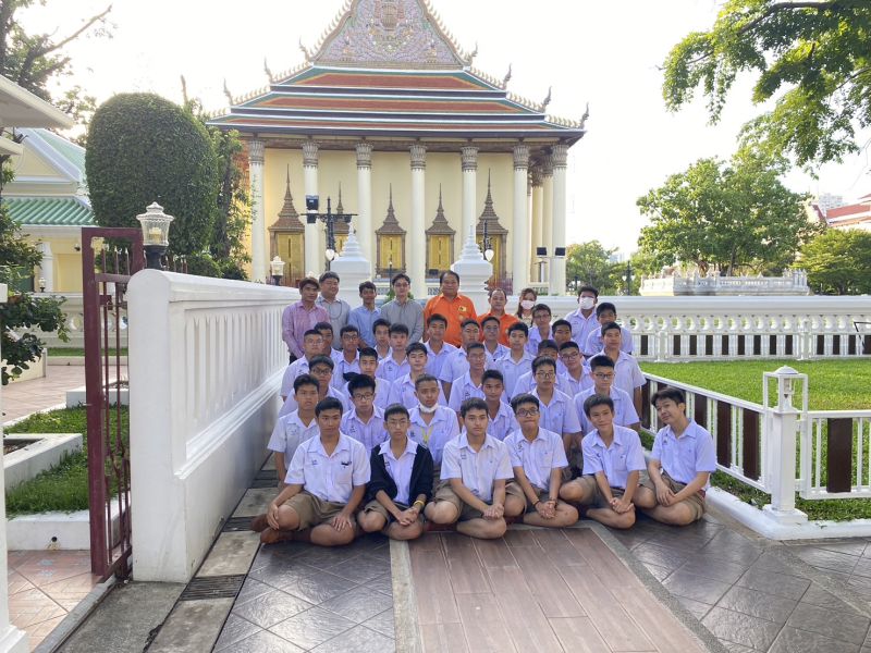 กิจกรรมทำบุญตักบาตรในช่วงเช้า ณ วัดเทพศิรินทราวาส