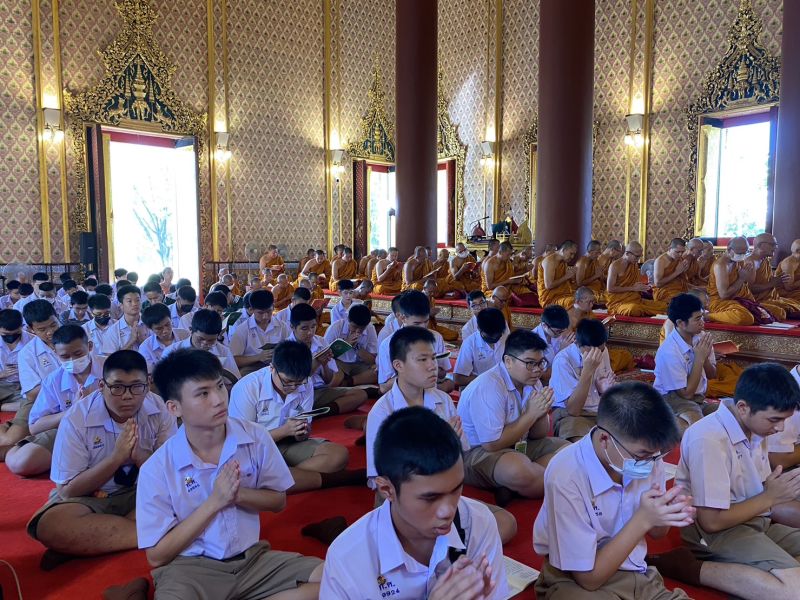 กิจกรรมทำบุญตักบาตรในช่วงเช้า ณ วัดเทพศิรินทราวาส