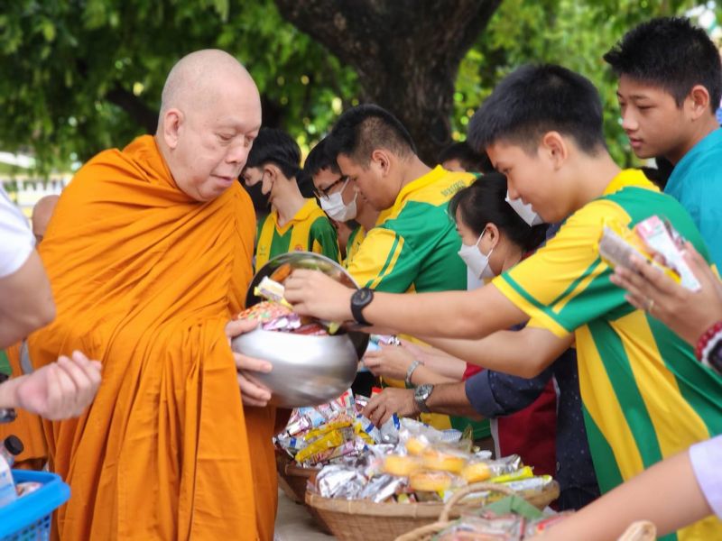 กิจกรรมทำบุญตักบาตรในช่วงเช้า ณ วัดเทพศิรินทราวาส